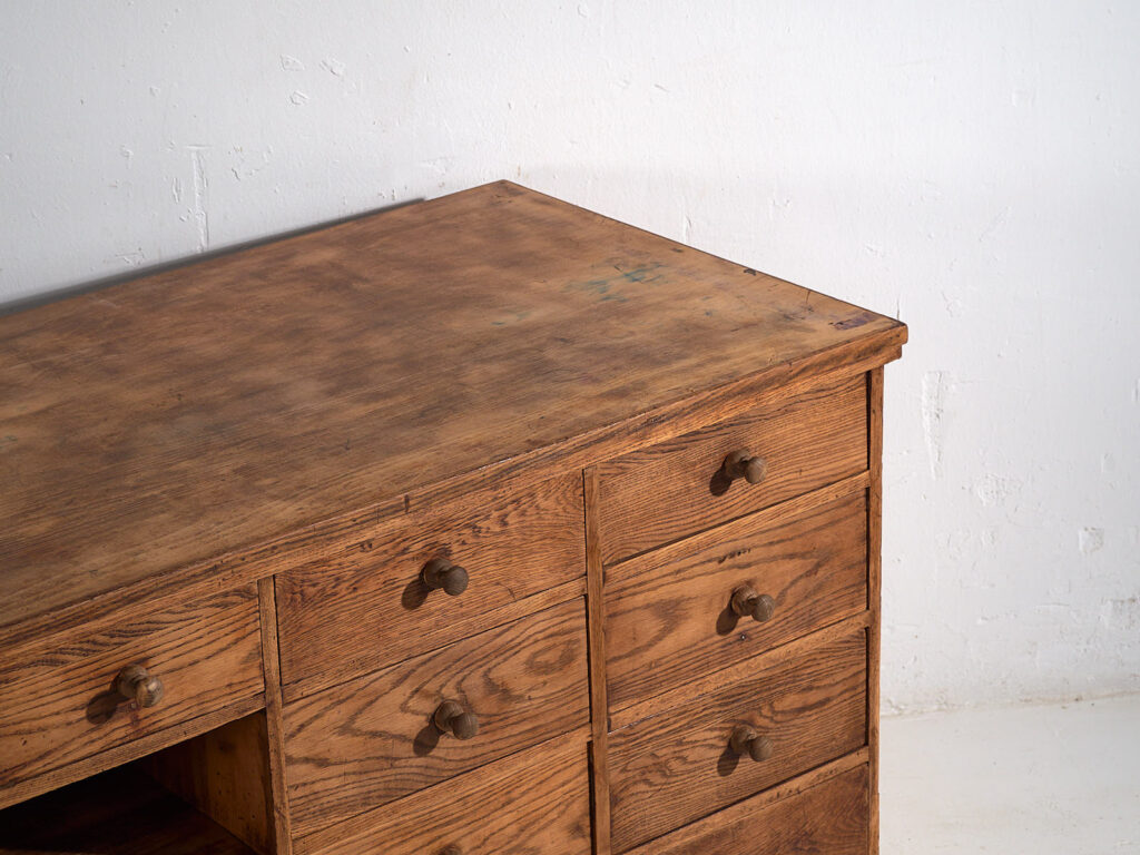 Mostrador de tienda antiguo con puertas de vidrio y cajonera trasera (c.1920) #14