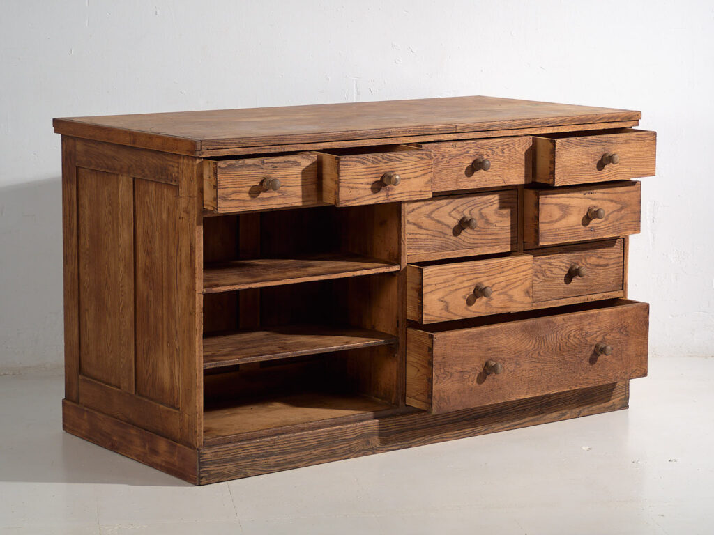 Mostrador de tienda antiguo con puertas de vidrio y cajonera trasera (c.1920) #14