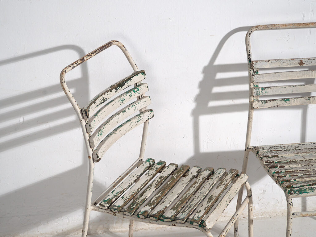 Sillas blancas antiguas de exterior (c.1920). Conjunto de 6 piezas #1