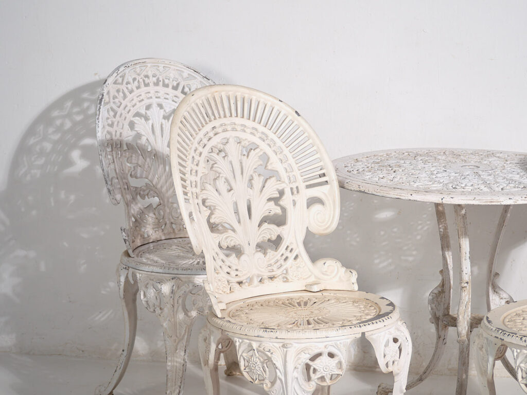 Conjunto de mesa y sillas de jardín Art Nouveau (c.1950). Conjunto de 5 piezas