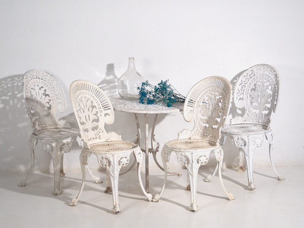 Conjunto de mesa y sillas de jardín Art Nouveau (c.1950). Conjunto de 5 piezas