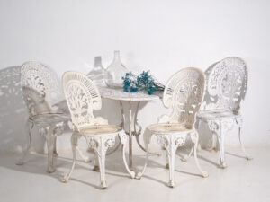 Conjunto de mesa y sillas de jardín Art Nouveau (c.1950). Conjunto de 5 piezas