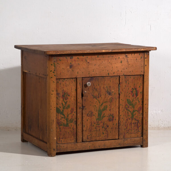 Armario de cocina antiguo con detalles florales (c.1920) #7