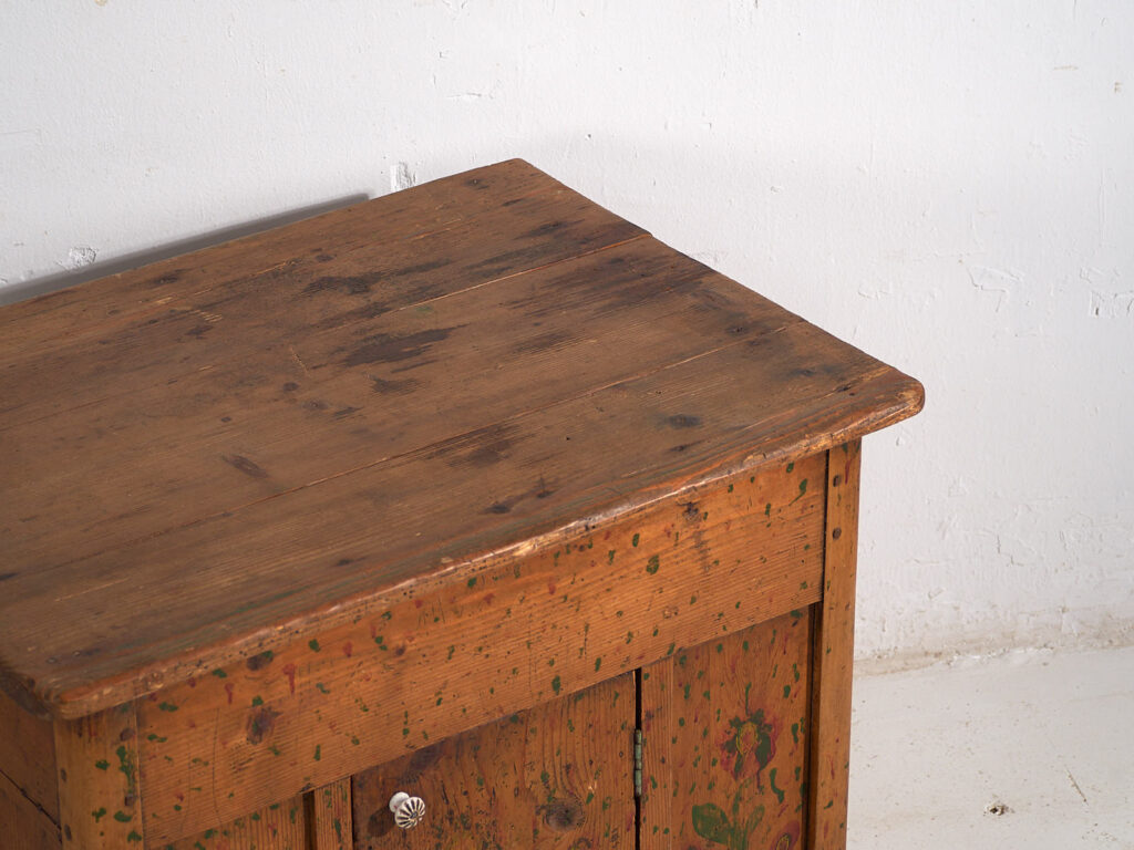 Armario de cocina antiguo con detalles florales (c.1920) #7