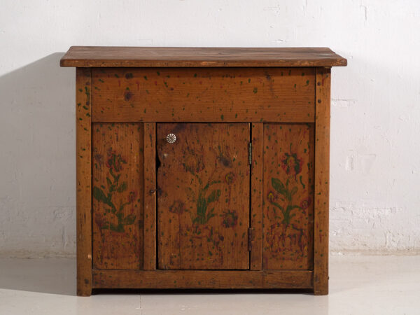 Armario de cocina antiguo con detalles florales (c.1920) #7