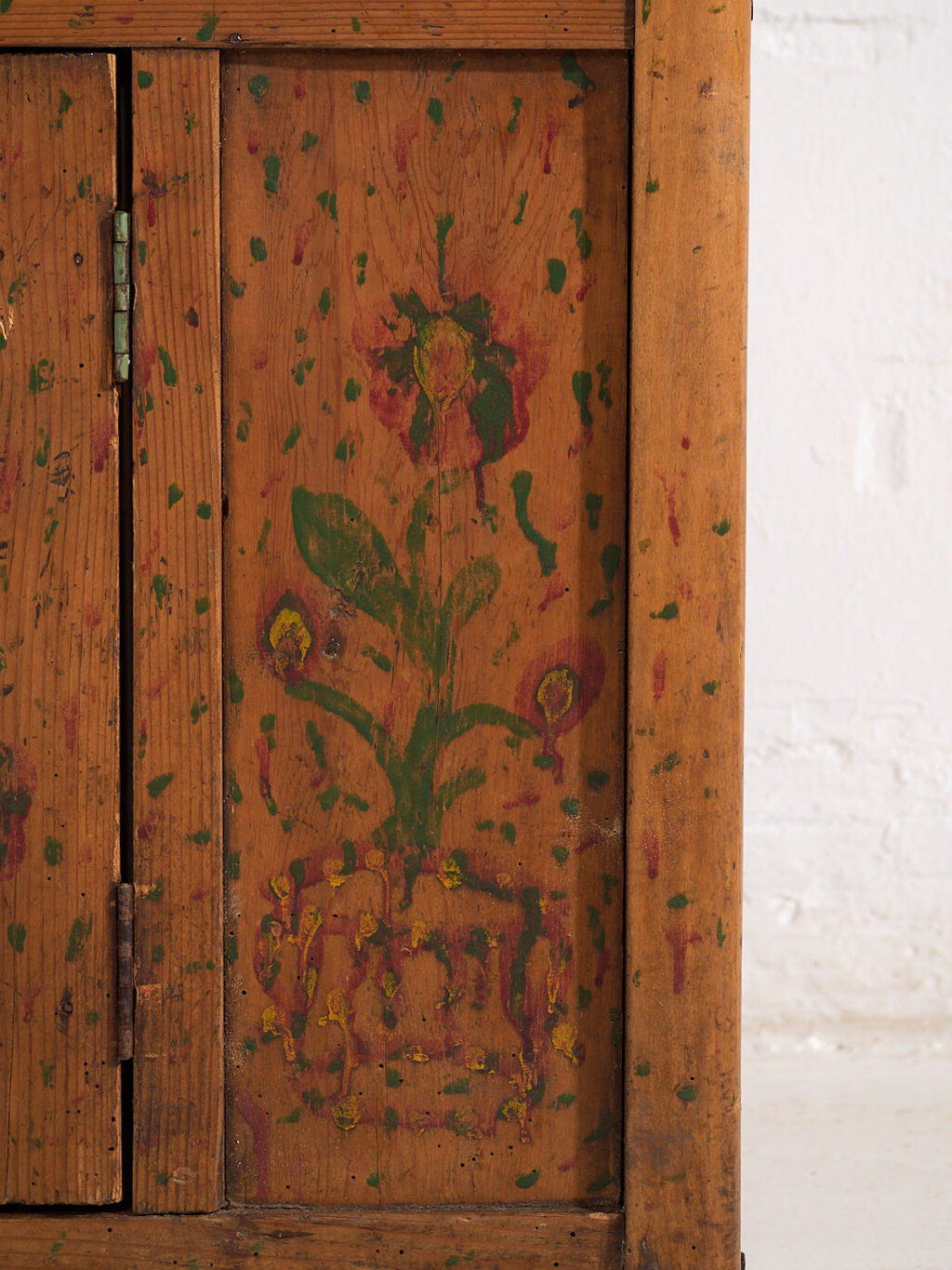 Armario de cocina antiguo con detalles florales (c.1920) #7