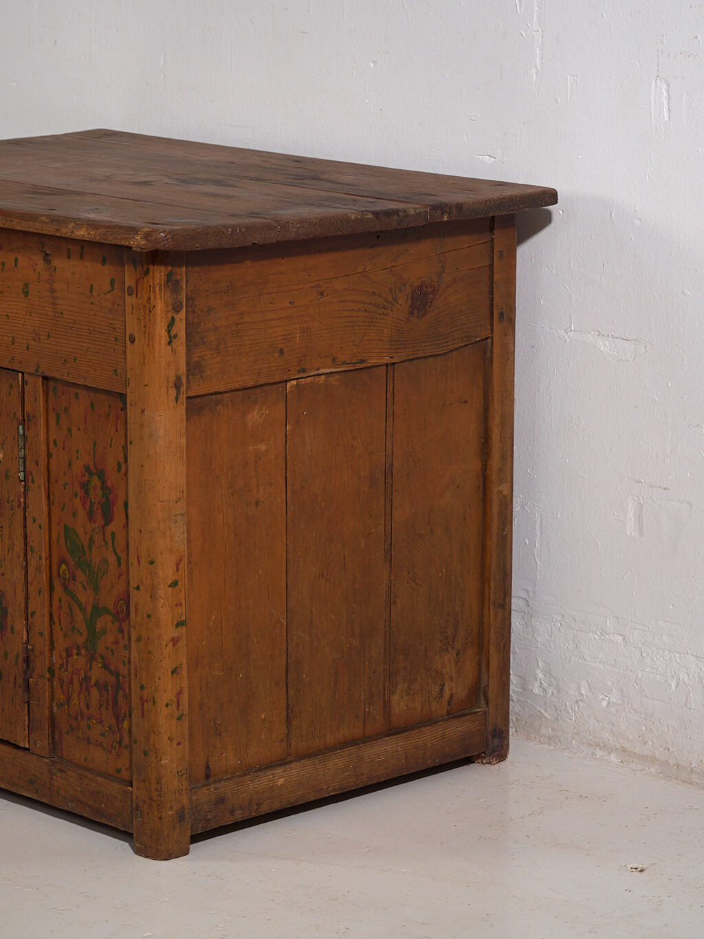 Armario de cocina antiguo con detalles florales (c.1920) #7