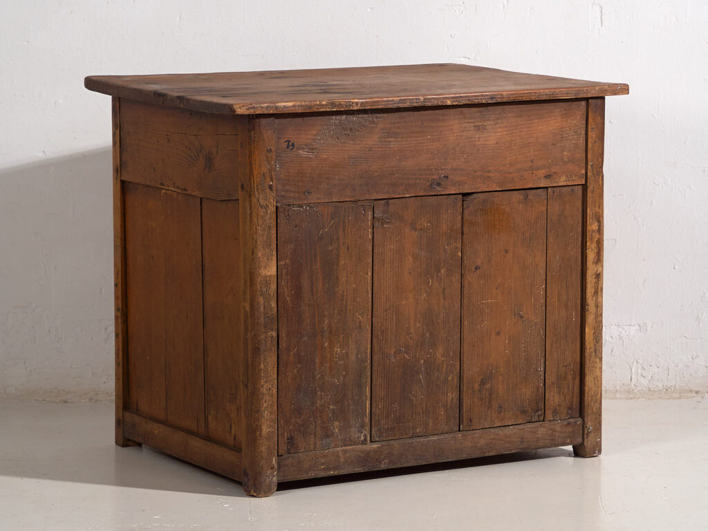 Armario de cocina antiguo con detalles florales (c.1920) #7