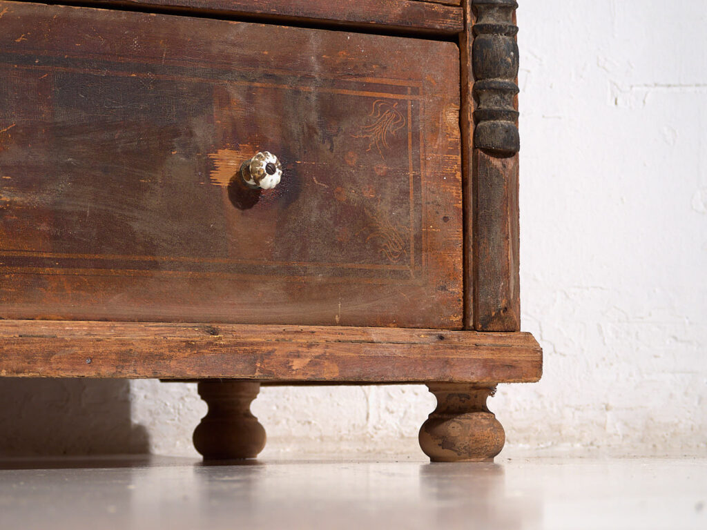 Commode ancienne avec poignées en porcelaine (c.1920) #77