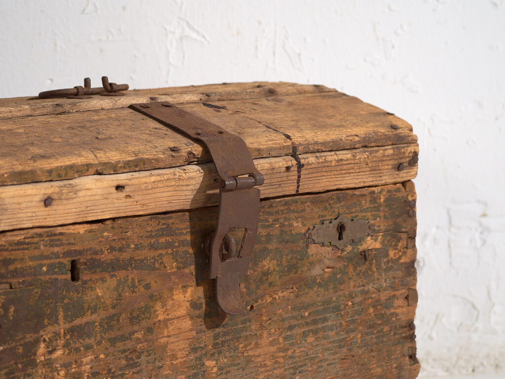 Cofre antiguo de estilo primitivo (c.1900) #4