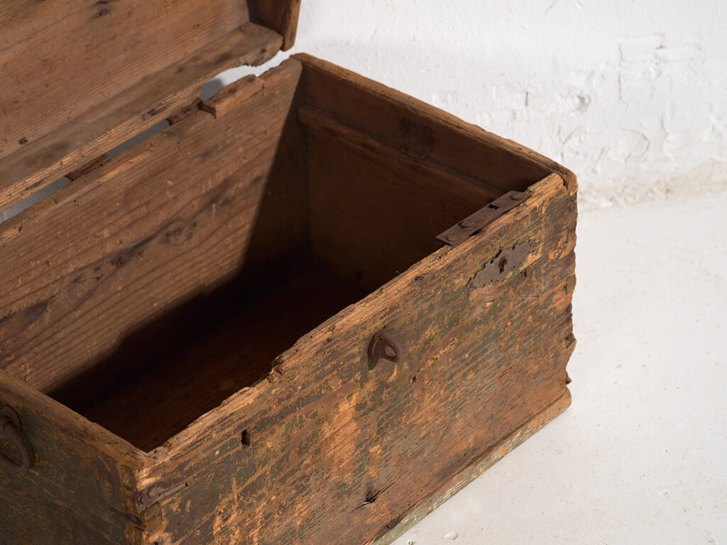 Cofre antiguo de estilo primitivo (c.1900) #4