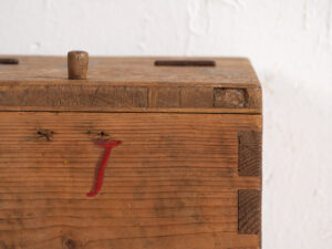 Antigua caja de almacenaje de madera maciza (c.1920) #7