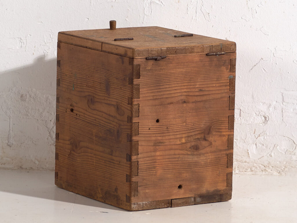 Antigua caja de almacenaje de madera maciza (c.1920) #7