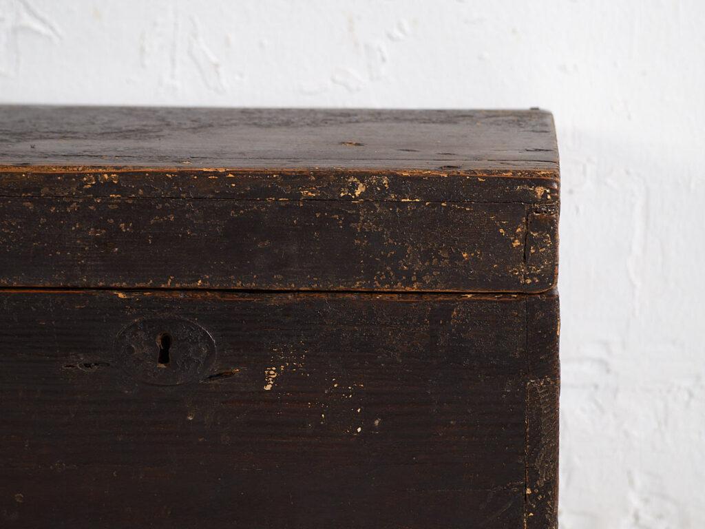 Antique chest with dark patina (c.1920) #10