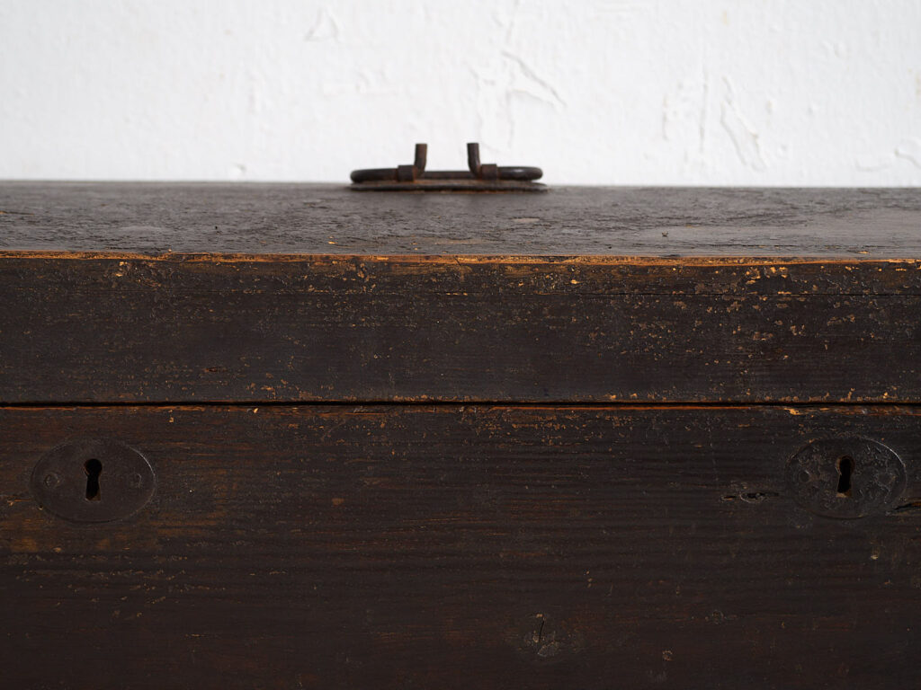 Antique chest with dark patina (c.1920) #10