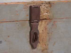 Petit coffre ancien à patine grise (c.1920) #12