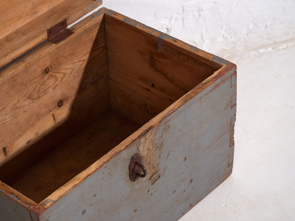 Petit coffre ancien à patine grise (c.1920) #12