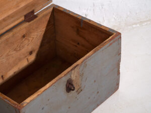 Petit coffre ancien à patine grise (c.1920) #12