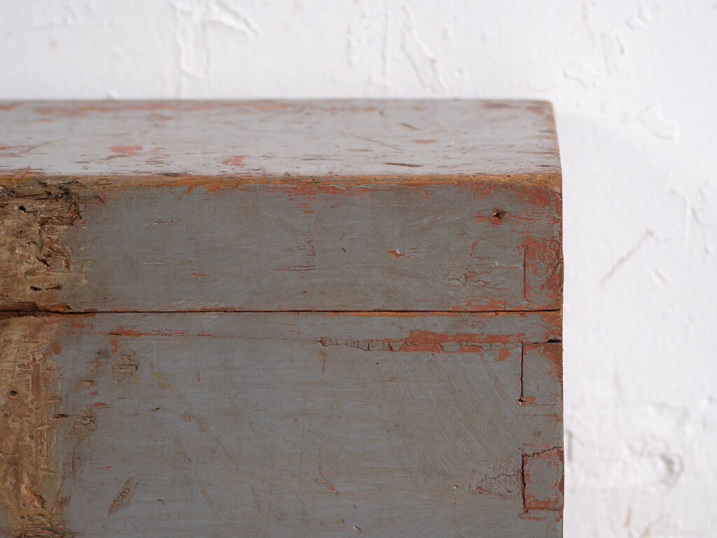 Petit coffre ancien à patine grise (c.1920) #12