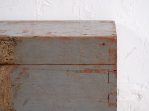 Petit coffre ancien à patine grise (c.1920) #12