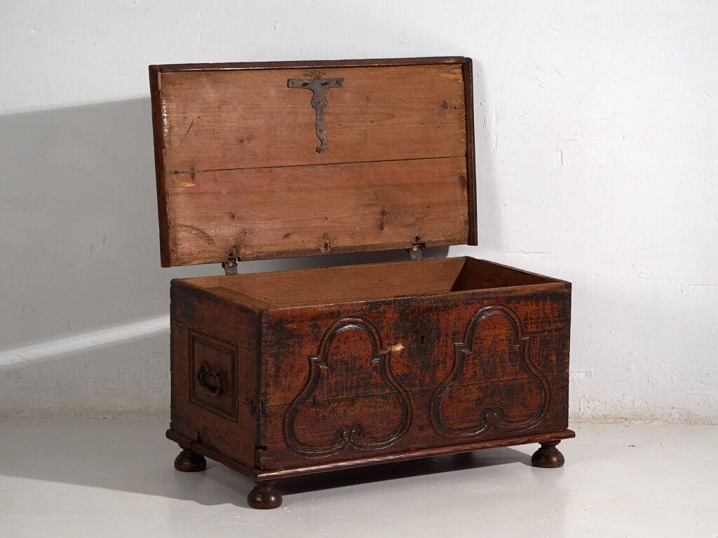 Arcón tallado antiguo (c.1920) #38