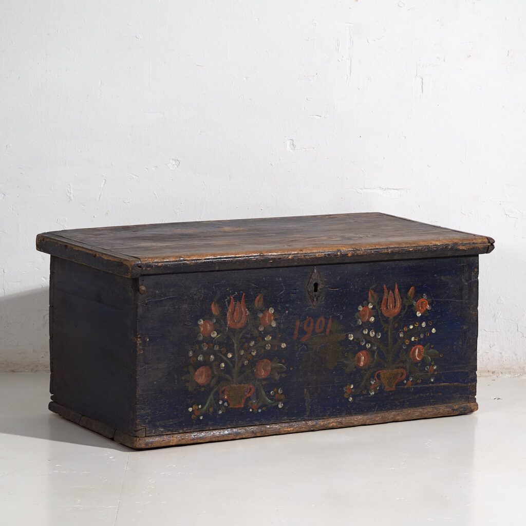 Antique trunk with floral motifs (Year 1901) #41