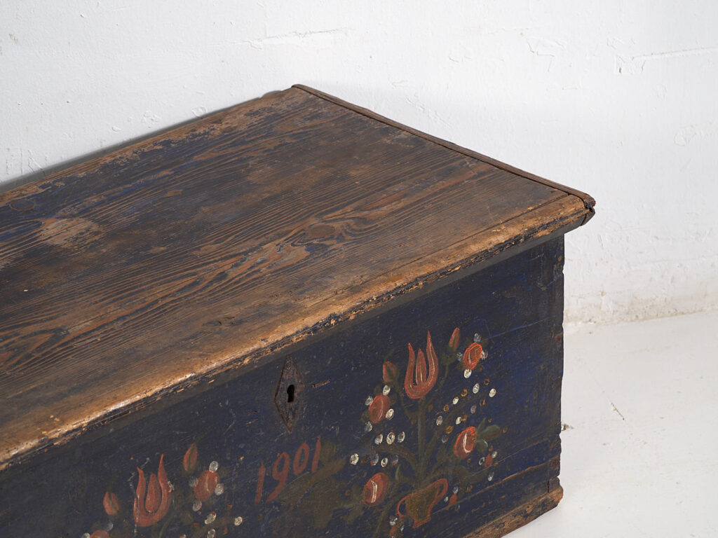 Antique trunk with floral motifs (Year 1901) #41