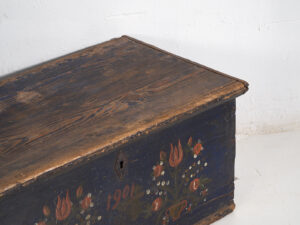 Antique trunk with floral motifs (Year 1901) #41