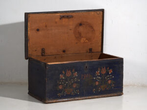 Antique trunk with floral motifs (Year 1901) #41