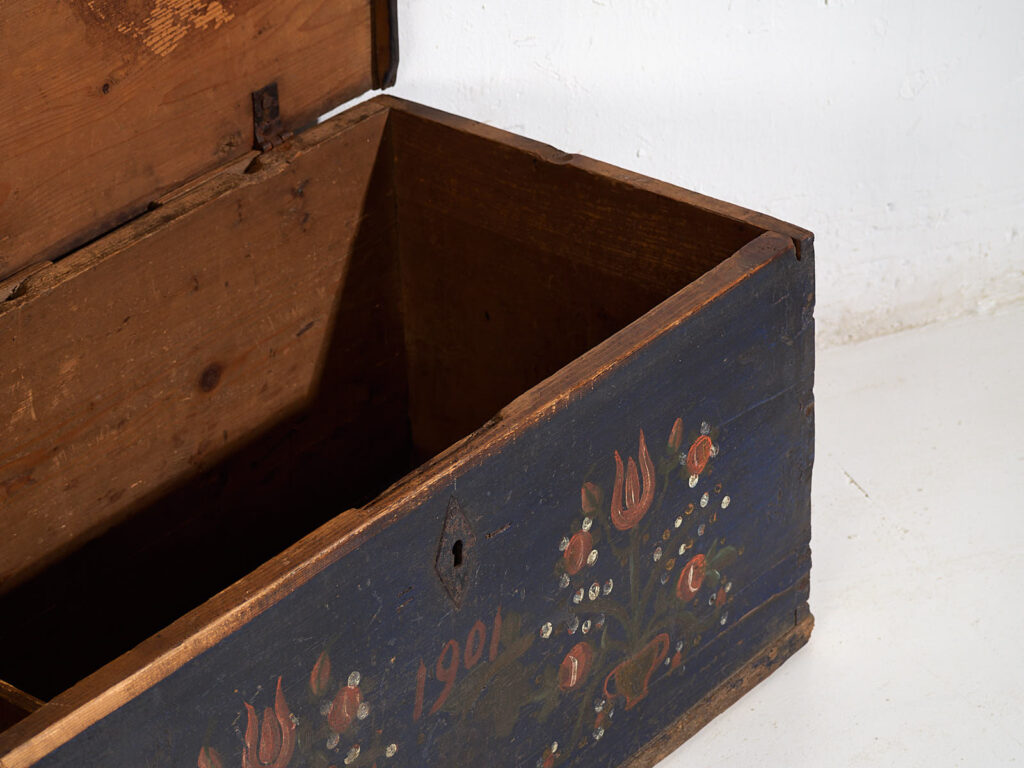 Antique trunk with floral motifs (Year 1901) #41