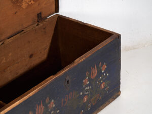 Antique trunk with floral motifs (Year 1901) #41