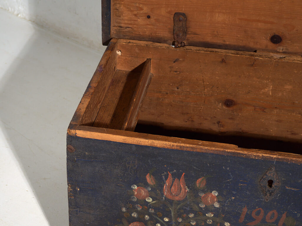 Antique trunk with floral motifs (Year 1901) #41