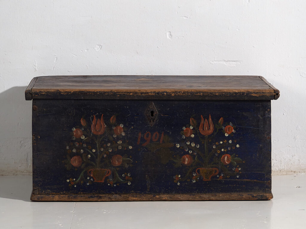 Antique trunk with floral motifs (Year 1901) #41