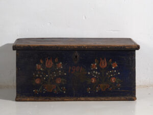 Antique trunk with floral motifs (Year 1901) #41
