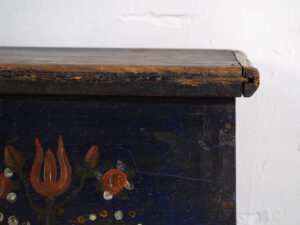 Antique trunk with floral motifs (Year 1901) #41
