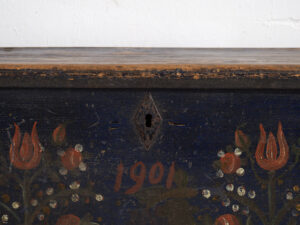 Antique trunk with floral motifs (Year 1901) #41