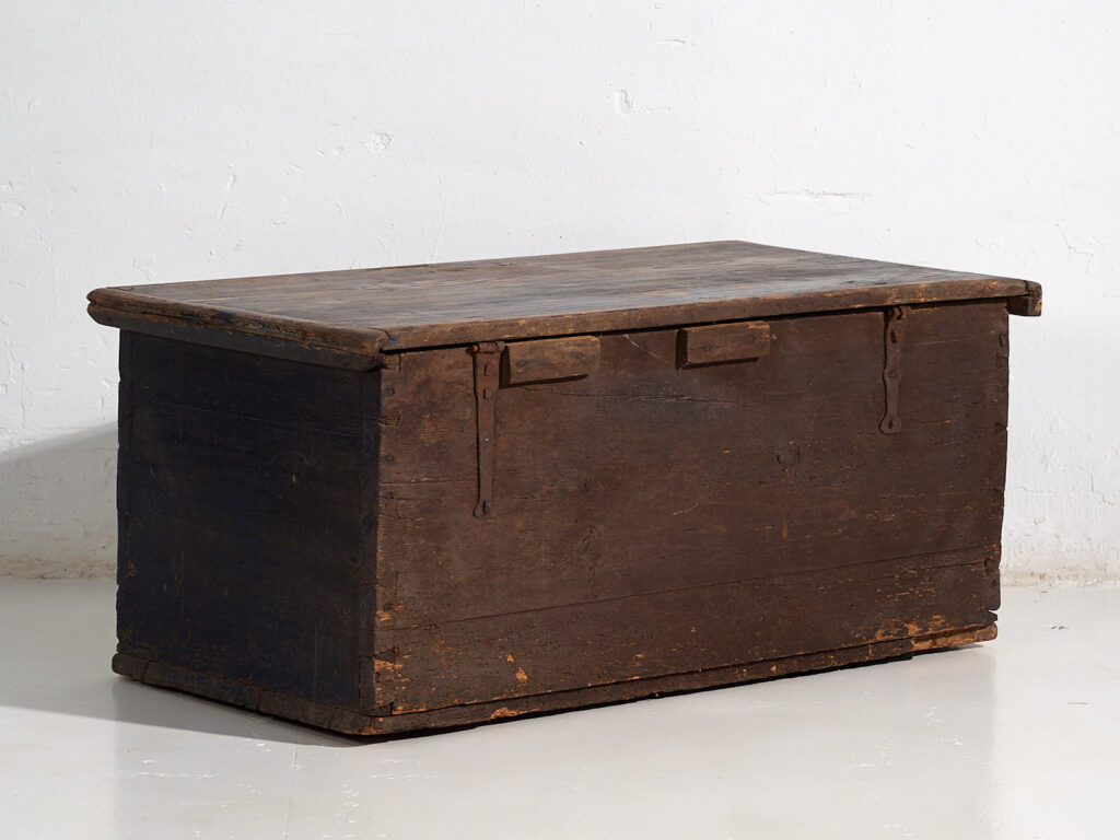 Antique trunk with floral motifs (Year 1901) #41