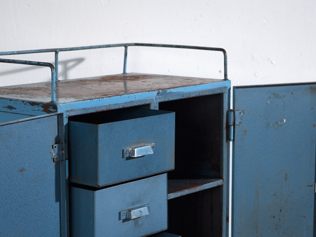 Armario vintage de estilo industrial con pátina de color azul (c.1950) #3