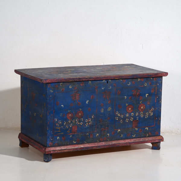 Antiguo baúl azul marino con detalles florales (c.1920) #94