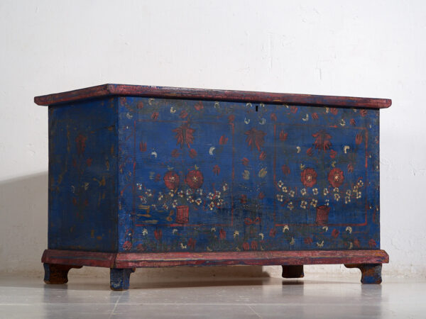 Antiguo baúl azul marino con detalles florales (c.1920) #94