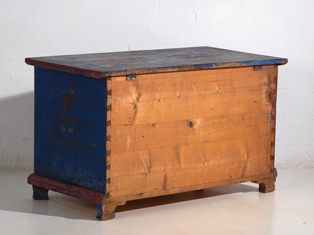 Antiguo baúl azul marino con detalles florales (c.1920) #94