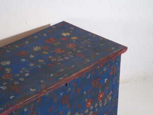 Antiguo baúl azul marino con detalles florales (c.1920) #94