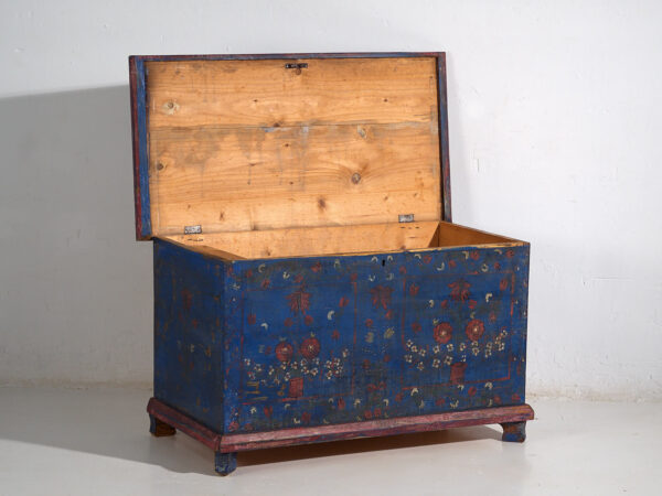 Antiguo baúl azul marino con detalles florales (c.1920) #94