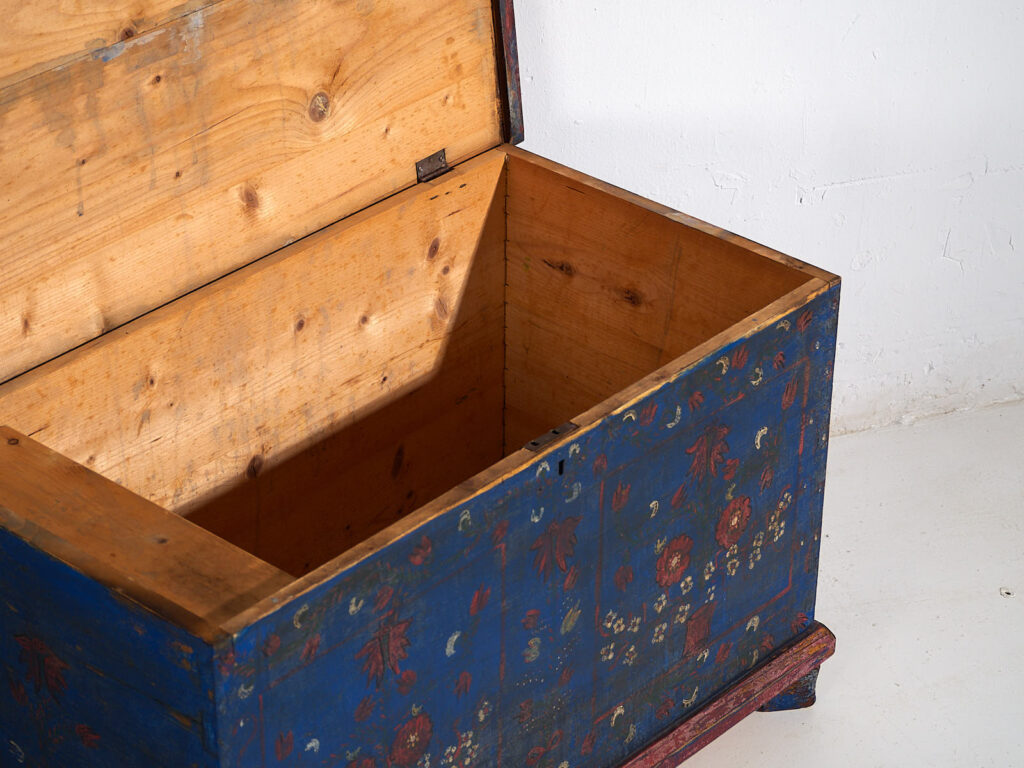 Antiguo baúl azul marino con detalles florales (c.1920) #94