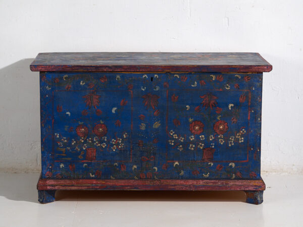 Antiguo baúl azul marino con detalles florales (c.1920) #94
