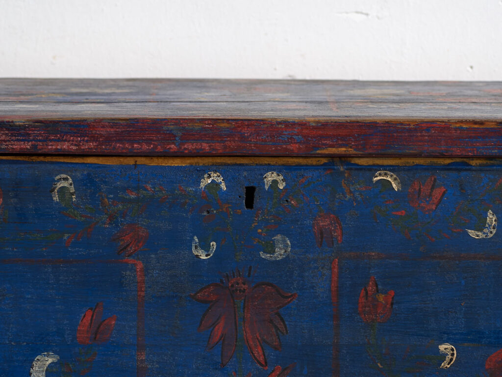 Antiguo baúl azul marino con detalles florales (c.1920) #94