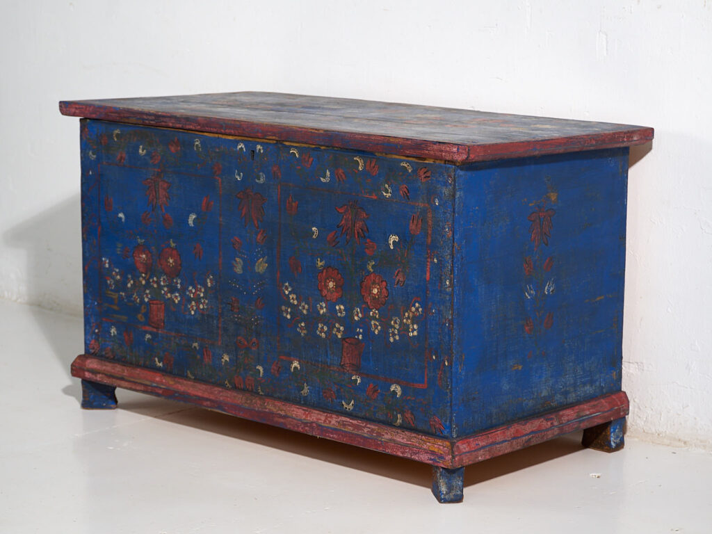 Antiguo baúl azul marino con detalles florales (c.1920) #94