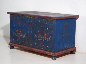 Antiguo baúl azul marino con detalles florales (c.1920) #94