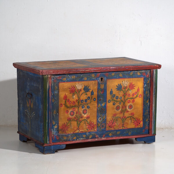 Arcón antiguo de estilo arte popular con motivos florales (c.1920) #95