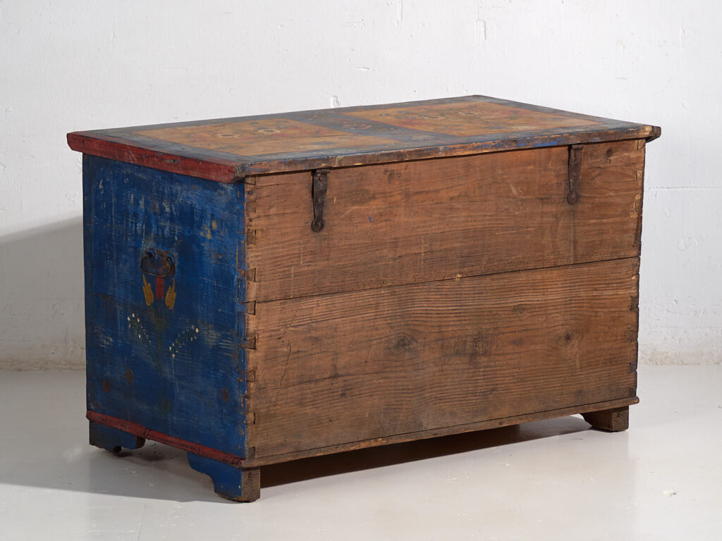 Arcón antiguo de estilo arte popular con motivos florales (c.1920) #95